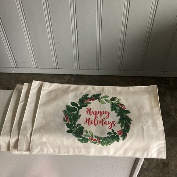 NWT Set of 4- Cream- Happy Holidays- Holly Wreath- Dining Table Placemats 12x18 - Picture 8 of 15